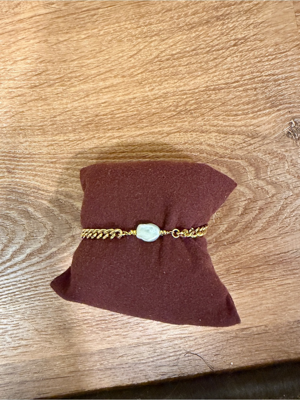 Gold Toned Chain Bracelet with Dark White Pearl Accent